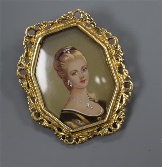 An 18k gold mounted miniature portrait pendant brooch, decorated with the bust a young lady, 38mm.